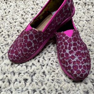 Lil’ BOBS from Skechers. Girls’ Hot Pink/Silver Size 2 BOBS World III